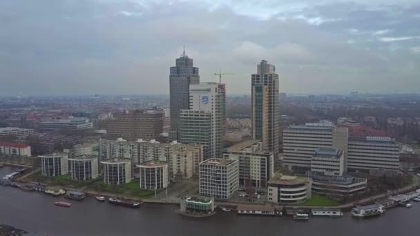 AMSTERDAM, PAÍSES BAJOS - 29 DE DICIEMBRE DE 2017. Vista aérea de un complejo de negocios de la ciudad y el edificio de la sede de Philips — Vídeo de stock