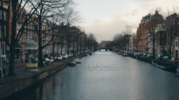 AMSTERDAM, PAÍSES BAJOS - 26 DE DICIEMBRE DE 2017. Vista desde el puente sobre el canal de la ciudad — Vídeos de Stock