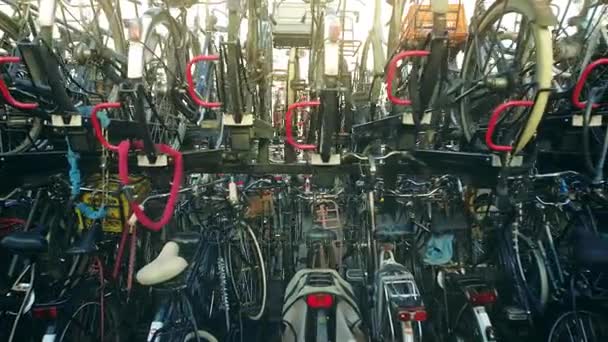 AMSTERDAM, PAÍSES BAJOS - 26 DE DICIEMBRE DE 2017. Gran aparcamiento de bicicletas en la ciudad — Vídeo de stock