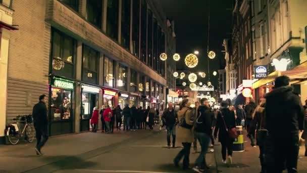AMSTERDAM, PAESI BASSI 25 DICEMBRE 2017. Affollata strada turistica alla vigilia di Natale — Video Stock
