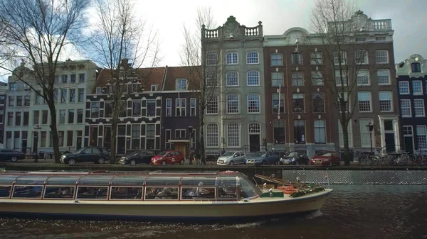 Amsterdam, Nederländerna - 26 December 2017. Båt sightseeingtur på staden kanalen — Stockfoto