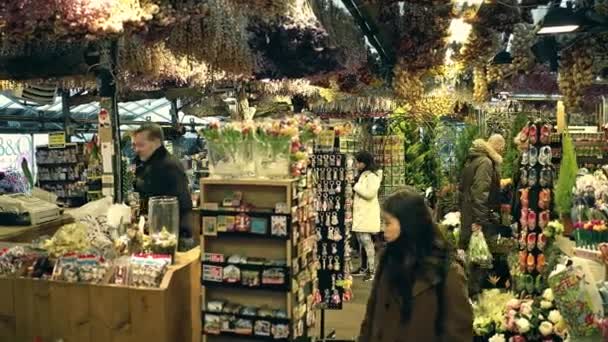 Amsterdam, Nizozemsko - 26 prosince 2017. Vnitřek květu a obchod se suvenýry — Stock video