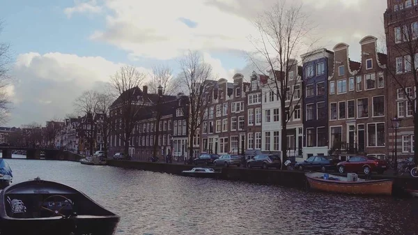 Amsterdam, Holandia - 25 grudnia 2017 r. Nasyp kanał miasta i Holendrzy fasady domów — Zdjęcie stockowe