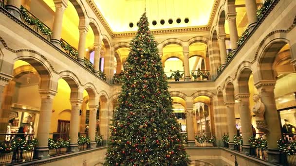 Amszterdam, Hollandia - December 25-én, 2017. Nagy díszített karácsonyfa shopping mall — Stock videók