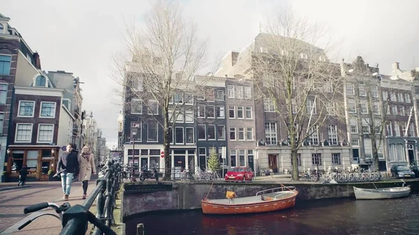 Amsterdam, Holandia - 25 grudnia 2017 r. Most nad kanałem miejskim — Zdjęcie stockowe