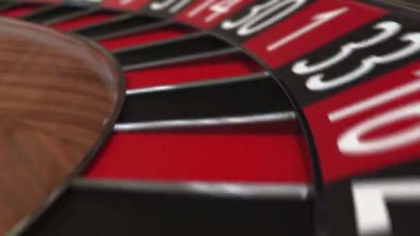 Casino roulette hjulet bollen träffar 15 femton svart — Stockvideo