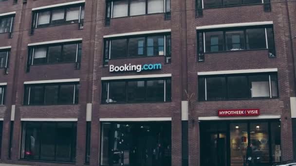 Amsterdam, Nederland - 26 December 2017. Booking.com hoofdkwartier — Stockvideo