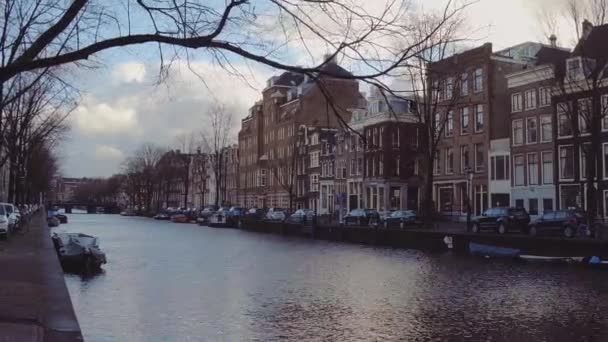 AMSTERDAM, NETHERLANDS - DECEMBER 25, 2017. Typical city canal embankment — Stock Video