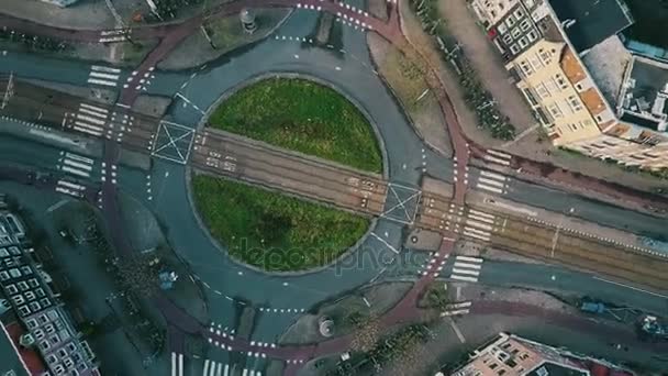 Aerial uppifrån och ned Visa tid förfaller av rondellen trafik i Amsterdam, Nederländerna — Stockvideo