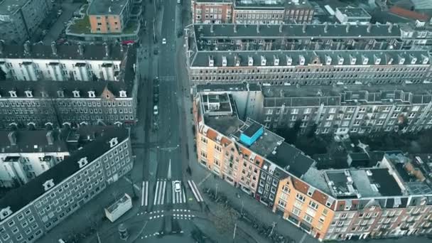 AMESTERDÃO, PAÍSES BAIXOS - JANEIRO 1, 2018. Vista aérea da rua da cidade e casas — Vídeo de Stock