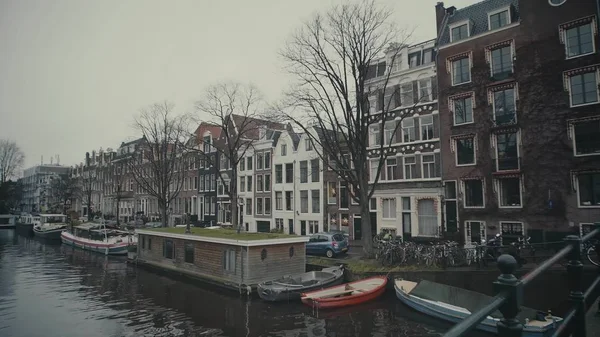 AMSTERDAM, PAÍSES BAJOS - 26 DE DICIEMBRE DE 2017. Canal de la ciudad y casas de barcos amarrados —  Fotos de Stock