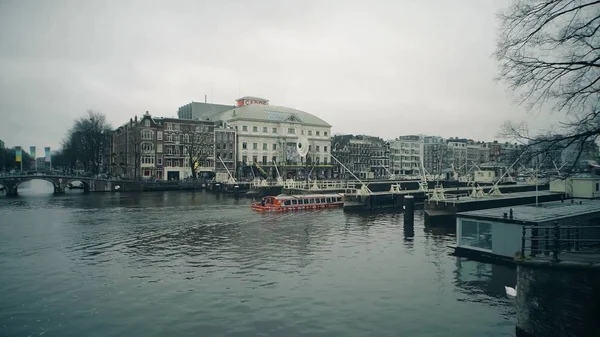 Amsterdam, Holandia - 26 grudnia 2017. Rzekę łodzią przekazując przeprawiać — Zdjęcie stockowe