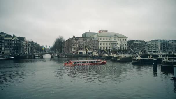 암스테르담, 네덜란드-12 월 26 일, 2017. 강 투어 배 통과 운하는 잠근 다 — 비디오