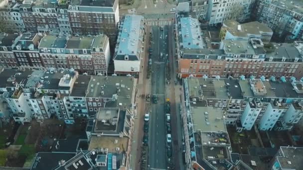 AMSTERDAM, PAÍSES BAJOS - 1 DE ENERO DE 2018. Vista aérea de la calle de la ciudad, edificios de apartamentos y patios interiores — Vídeo de stock