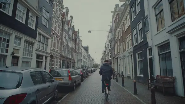 Amsterdam, Holandia - 26 grudnia 2017. Człowiek na rowerze ulicą typowe miasta — Zdjęcie stockowe