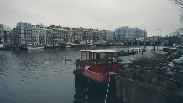 Amsterdam, Holandia - 26 grudnia 2017. Miasto z widokiem na kanał — Zdjęcie stockowe