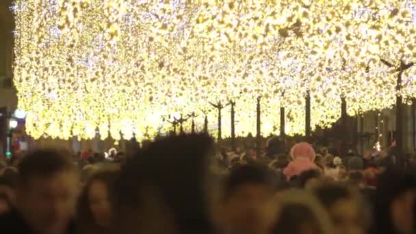 Moscow, Oroszország - január 2, 2018. Karácsonyi és újévi díszített zsúfolt utca — Stock videók