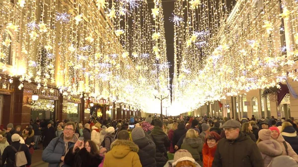 Moskwa, Rosja - 2 stycznia 2018 r. Zatłoczone Nikolskaya street oświetlony na Boże Narodzenie i nowy rok — Zdjęcie stockowe
