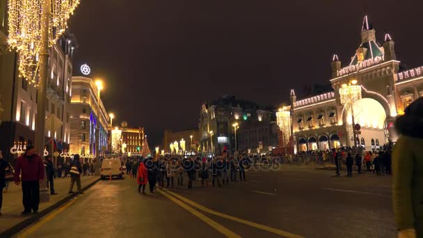 MOSCÚ, RUSIA - 2 DE ENERO DE 2018. Calle Okhotny Ryad abarrotada en el centro de la ciudad decorada para Navidad y Año Nuevo — Vídeos de Stock
