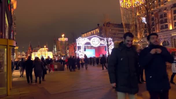 MOSCÚ, RUSIA - 2 DE ENERO DE 2018. Calle Tverskaya abarrotada y lejano Kremlin decorado para Navidad y Año Nuevo por la noche — Vídeos de Stock