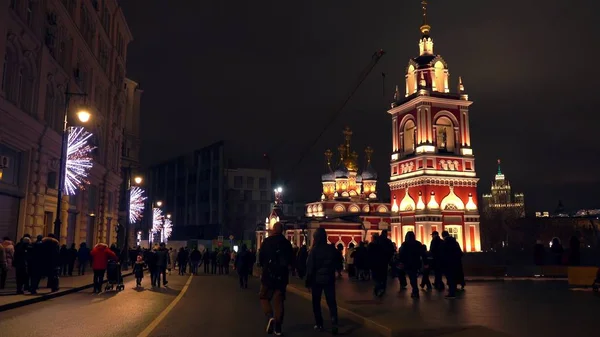 Moskau, russland - 2. januar 2018. überfüllte varvarka straße im stadtzentrum dekoriert für weihnachten und neues jahr in der nacht — Stockfoto
