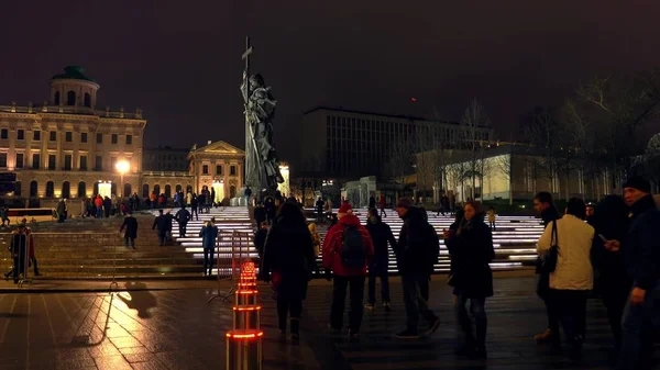 모스크바, 러시아-2018 년 1 월 2 일입니다. 저녁에 크렘린 근처 Knyaz 블라디미르 기념물 — 스톡 사진