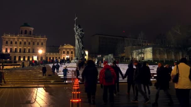 Moskva, Ryssland - 2 januari 2018. Knyaz Vladimir monument nära Kreml på kvällen — Stockvideo