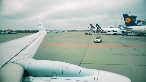 Βαρσοβία, Πολωνία - 25 Δεκεμβρίου 2017. Εμπορικά αεροπλάνα στο Διεθνές Αεροδρόμιο Σοπέν, θέα από το φινιστρίνι — Φωτογραφία Αρχείου
