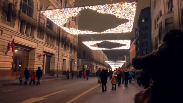 Μόσχα, Ρωσία - 2 Ιανουαρίου 2018. Πολυσύχναστες δρόμο Ilyinka στο κέντρο της πόλης διακοσμημένα για τα Χριστούγεννα και της Πρωτοχρονιάς το βράδυ — Αρχείο Βίντεο