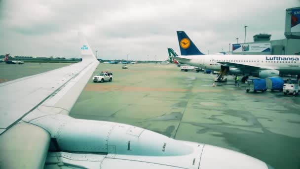 WARSAW, POLONIA - 25 DICEMBRE 2017. Aeroplani commerciali all'aeroporto internazionale di Chopin, vista dall'oblò — Video Stock