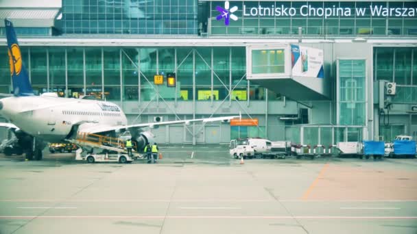 WARSAW, POLONIA - 25 DICEMBRE 2017. Caricamento bagagli a Lufthansa aereo commerciale presso l'aeroporto internazionale di Chopin — Video Stock