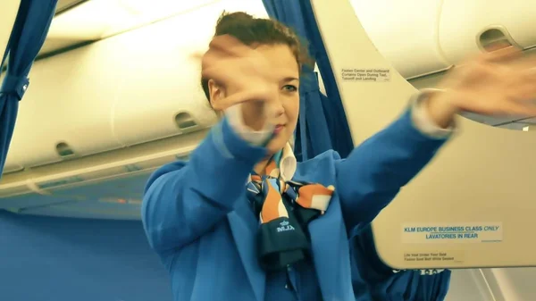 WARSAW, POLONIA - 25 DE DICIEMBRE DE 2017. Asistente de vuelo KLM dando instrucciones de seguridad a los pasajeros — Foto de Stock