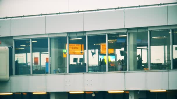 Warschau, Polen - 25. Dezember 2017. Passagiere in der Abflughalle des internationalen Flughafens Chopin, Blick von außen — Stockvideo