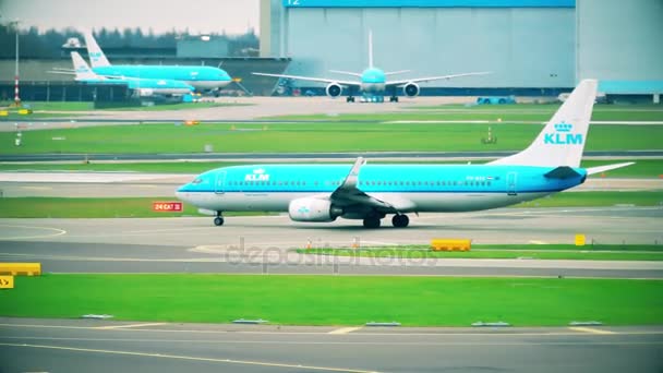 WARSAW, POLAND - DECEMBER 25, 2017. Boeing 737-8K2 KLM airliner taxiing at the Chopin international airport — Stock Video