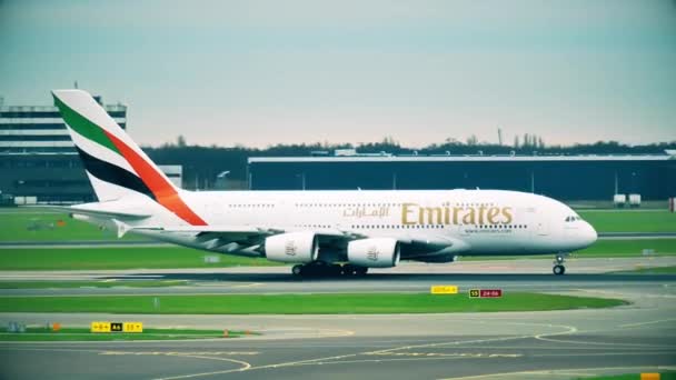 AMSTERDAM, PAÍSES BAJOS - 25 DE DICIEMBRE DE 2017. Emirates Airbus A380 en el aeropuerto internacional de Schiphol — Vídeos de Stock