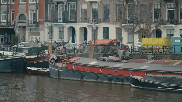 Amsterdam, Nizozemsko - 26 prosince 2017. Město kanál náspy a zakotvené lodě — Stock fotografie