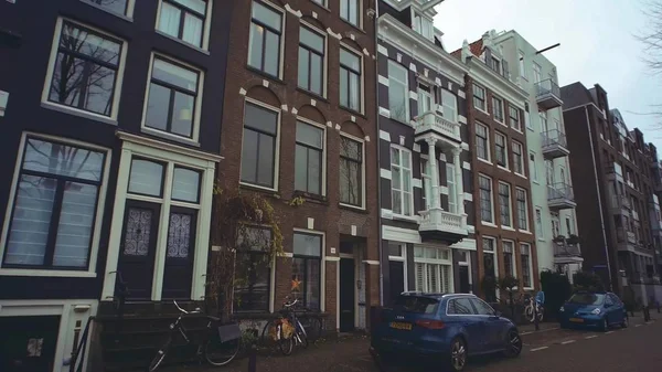 AMSTERDAM, PAÍSES BAJOS - 26 DE DICIEMBRE DE 2017. Calle típica de la ciudad —  Fotos de Stock