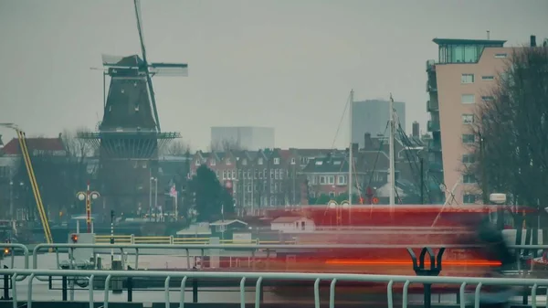 Tráfico por carretera a lo largo del canal de la ciudad en Amsterdam, Holanda —  Fotos de Stock