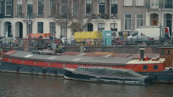 Amsterdam, Nederland - 26 December 2017. City canal taluds en afgemeerd boten — Stockvideo