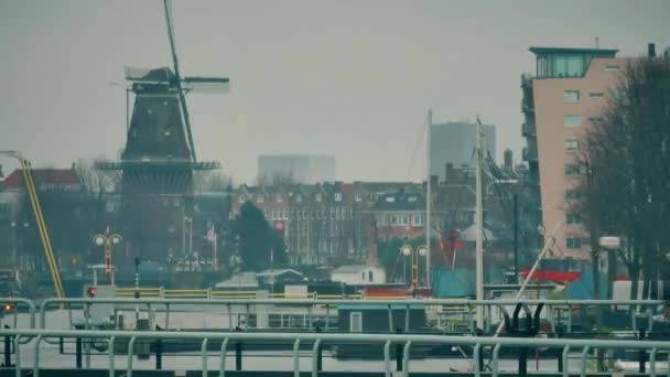 Time-lapse van het wegverkeer langs het kanaal van de stad in Amsterdam, Nederland — Stockvideo