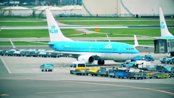 Amsterdam, Nizozemsko - 25 prosince 2017. Dopravní letadlo Boeing 737 - 7k 2 KLM na mezinárodním letišti Schiphol — Stock video