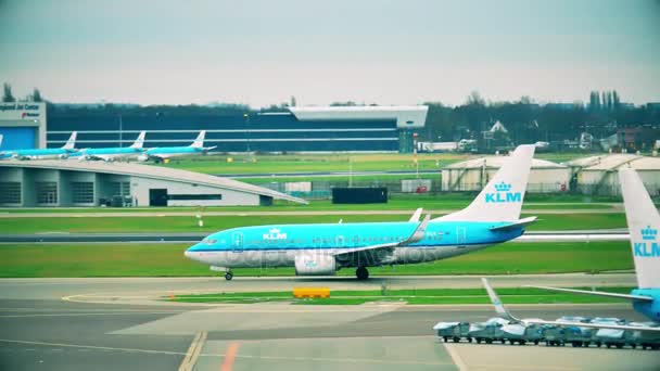 Amsterdam, Nederland - 25 December 2017. KLM Boeing 737 - 7k 2 passagiersvliegtuig taxiën op de internationale luchthaven Schiphol — Stockvideo