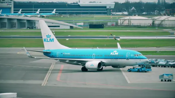 Άμστερνταμ, Ολλανδία - 25 Δεκεμβρίου 2017. Αεροσκάφος Boeing 737 - 7k 2 KLM σύρονται στον διεθνή αερολιμένα Schiphol — Φωτογραφία Αρχείου