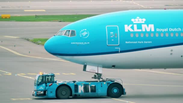 AMESTERDÃO, PAÍSES BAIXOS - DEZEMBRO 25, 2017. Avião KLM a ser rebocado no aeroporto internacional de Schiphol — Vídeo de Stock