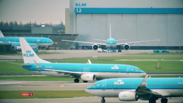 Amsterdam, Nizozemsko - 25 prosince 2017. Letadla KLM pojíždění na mezinárodním letišti Schiphol — Stock video