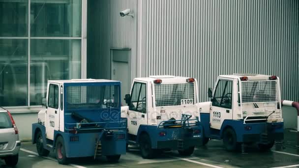 ADVERTÊNCIA, POLÓNIA - DEZEMBRO 25, 2017. Tractores de reboque estacionados MULAG no aeroporto internacional de Chopin — Vídeo de Stock