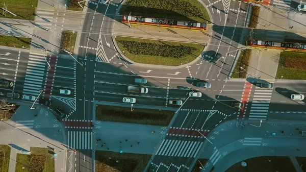 Vista aérea de cima para baixo do tráfego rodoviário na rua principal da cidade — Fotografia de Stock