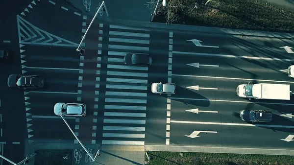 Antenne neer weergave van grote stad straat verkeer — Stockfoto