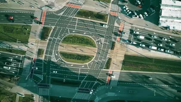 Aerial uppifrån och ned Visa tidsfördröjning vägtrafiken på stora korsningen — Stockvideo