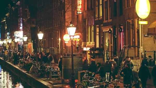 Amsterdam, Holandia - 27 grudnia 2017 r. Zatłoczone nasyp kanał dzielnicy czerwonych latarni De Wallen — Zdjęcie stockowe